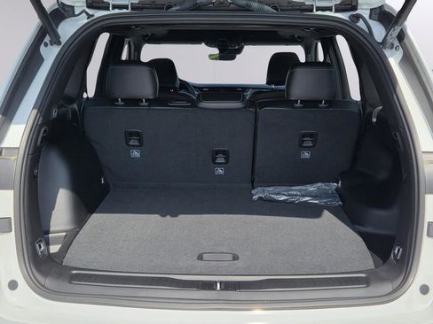 New 2025 Jeep Grand Cherokee Altitude image 32