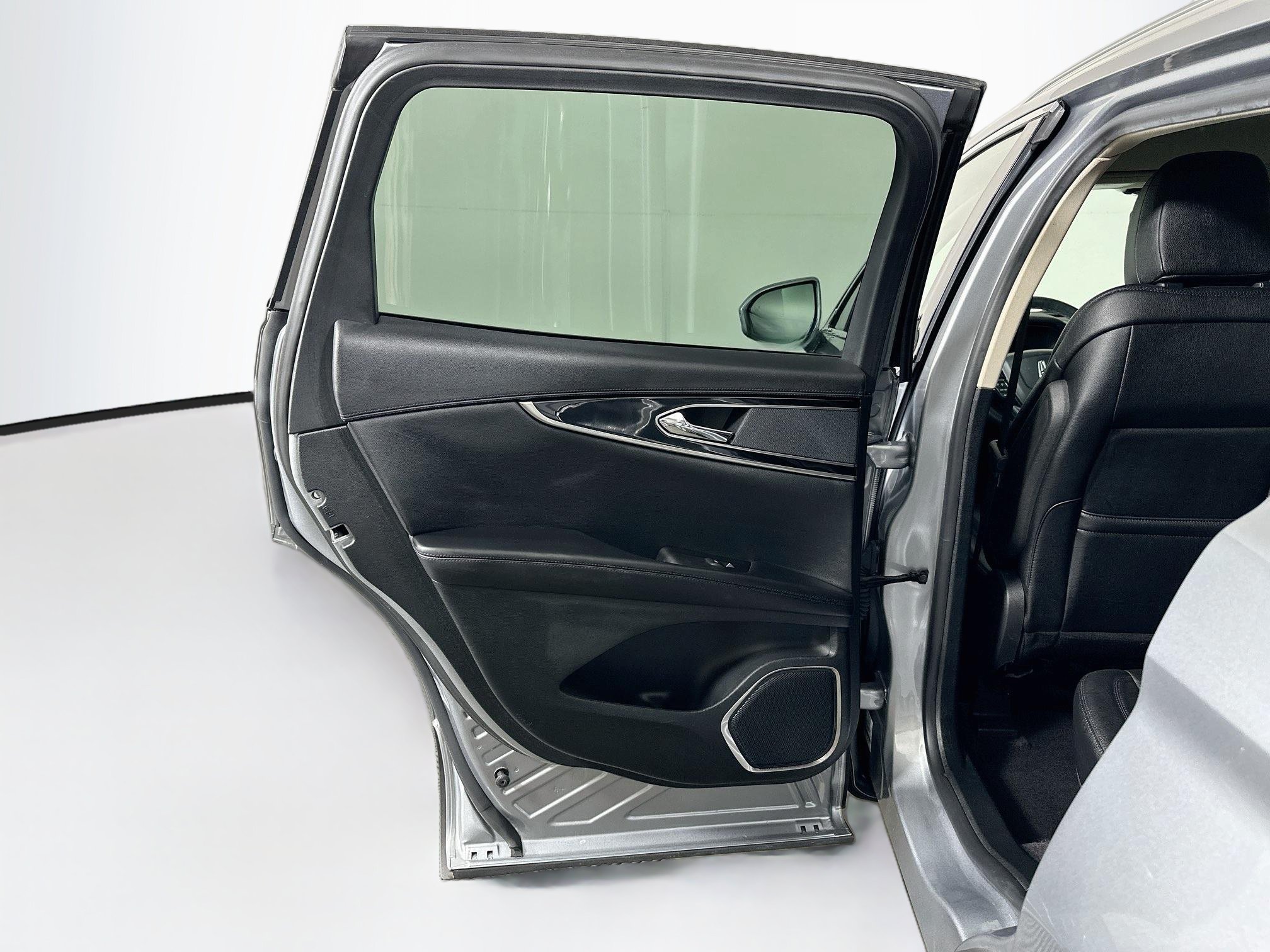 Used 2023 Lincoln Nautilus FWD w/ Premium Package image 26
