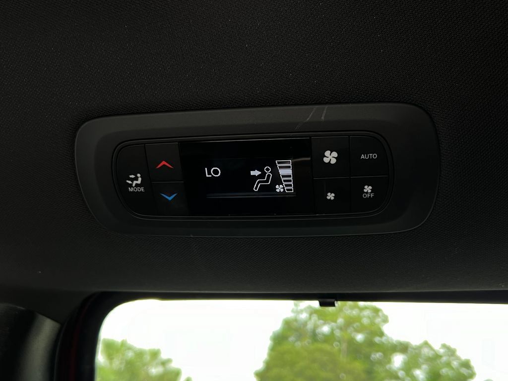 Used 2021 Chrysler Pacifica Limited w/ Uconnect Theater Family Group FWD image 19