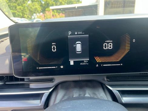 Used 2025 Kia Carnival FWD image 3
