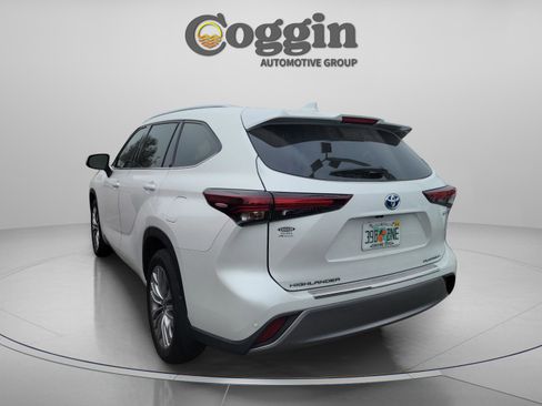 Used 2024 Toyota Highlander Platinum image 3