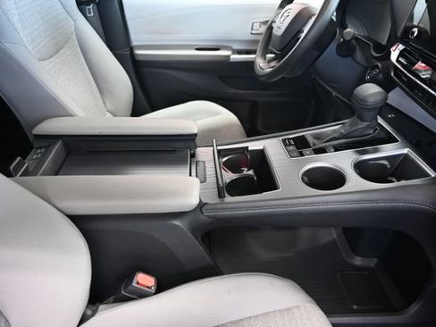 Certified 2025 Toyota Sienna LE AWD/4WD image 16