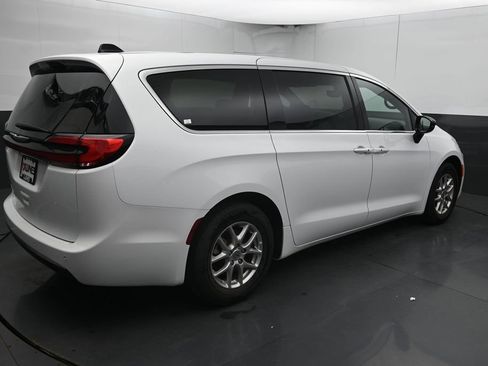 Used 2025 Chrysler Pacifica Select FWD image 12