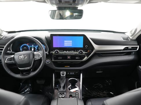 Used 2024 Toyota Highlander Limited AWD/4WD image 13