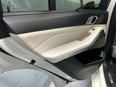 Used 2019 BMW X5 xDrive50i w/ M Sport Package AWD/4WD image 13