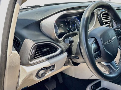 Used 2023 Chrysler Pacifica Touring-L FWD image 10