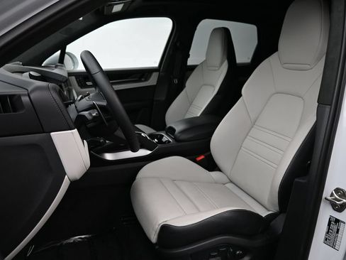 Certified 2025 Porsche Cayenne Turbo AWD/4WD image 5
