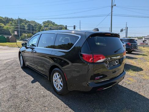 Used 2021 Chrysler Voyager LX FWD image 3