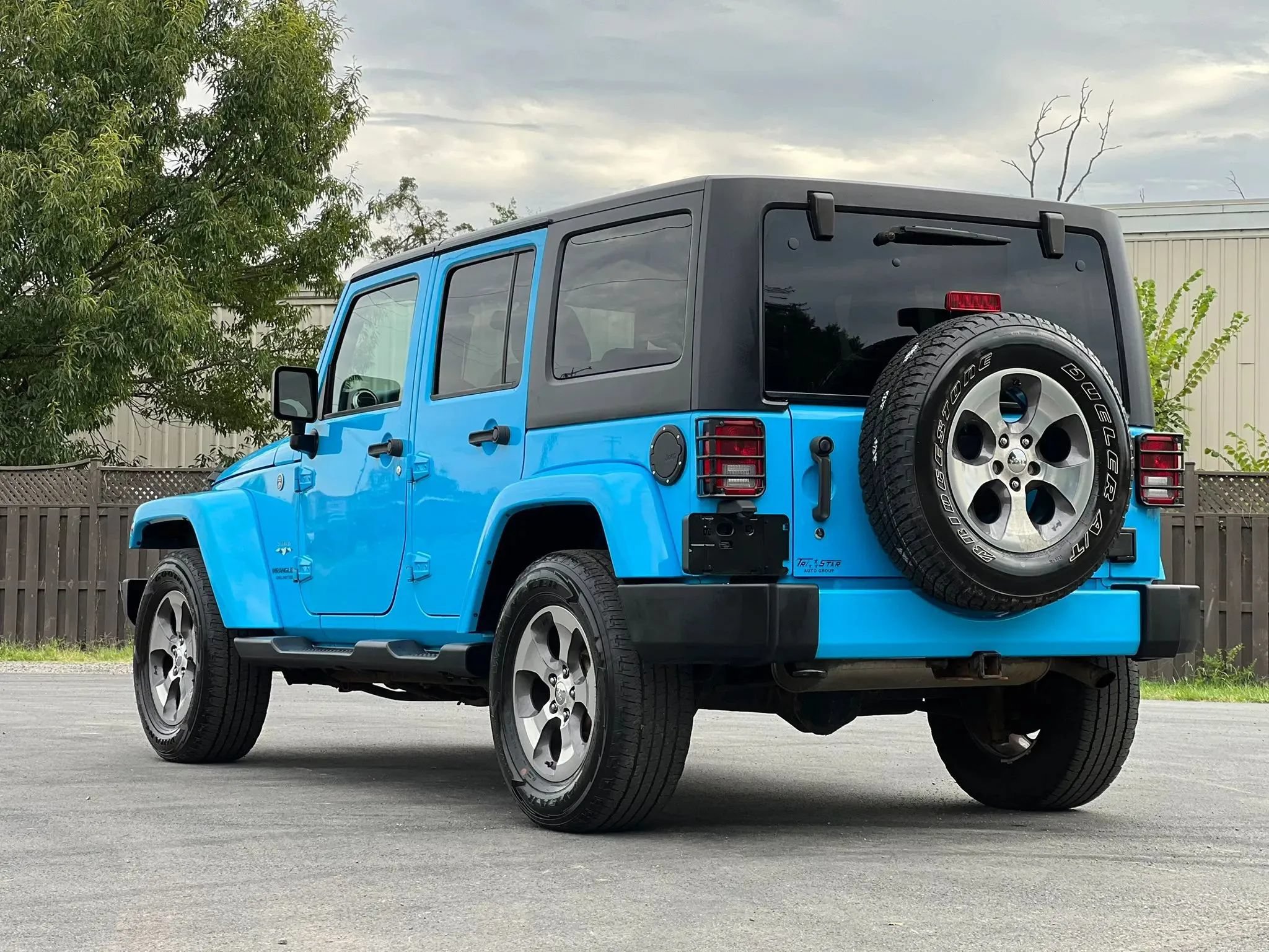 Used 2017 Jeep Wrangler Unlimited Sahara w/ Max Tow Package AWD/4WD image 3