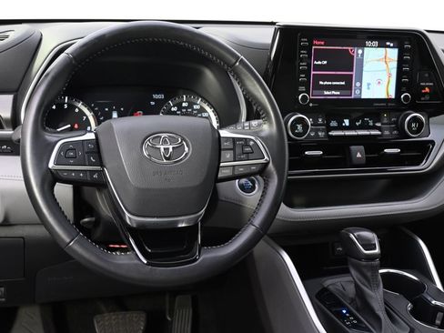 Used 2021 Toyota Highlander XLE AWD/4WD image 12