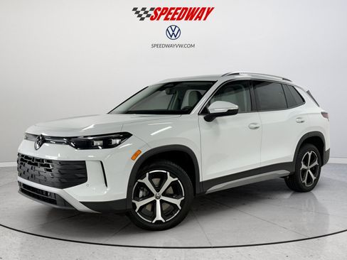 Certified 2025 Volkswagen Tiguan SE AWD/4WD image 3