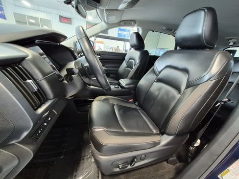 Used 2025 Nissan Pathfinder SL AWD/4WD image 11