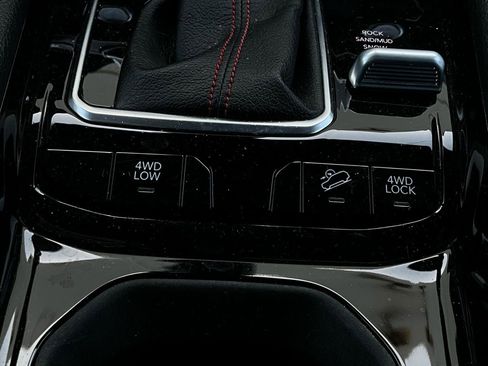 Used 2025 Jeep Compass Trailhawk image 22