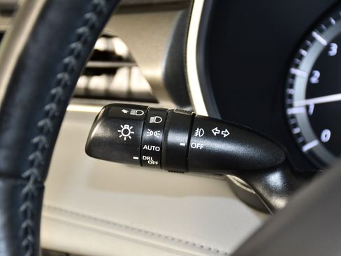 Used 2021 Toyota Highlander XLE image 22