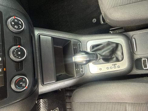 Used 2017 Volkswagen Tiguan Limited w/ Alloy Wheels Package FWD image 15