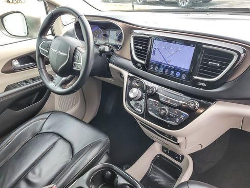 Used 2017 Chrysler Pacifica Touring-L image 18