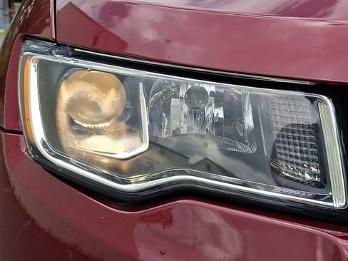 Used 2018 Jeep Grand Cherokee Laredo AWD/4WD image 9
