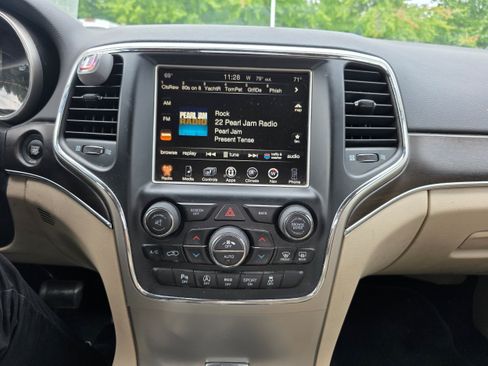 Used 2017 Jeep Grand Cherokee Limited AWD/4WD image 10