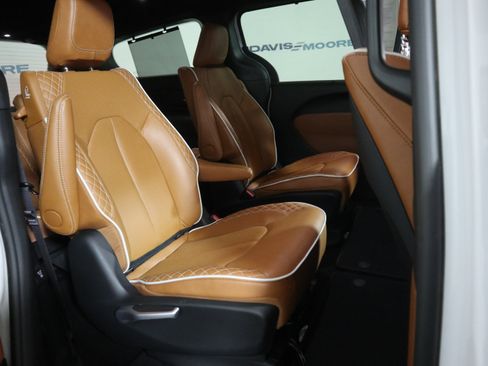 Used 2024 Chrysler Pacifica Pinnacle w/ Trailer Tow Group image 21