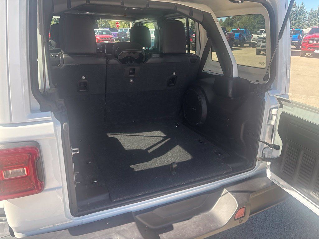 Used 2025 Jeep Wrangler Unlimited Sahara AWD/4WD image 24