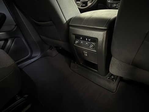 Used 2022 Chevrolet Traverse LT image 32