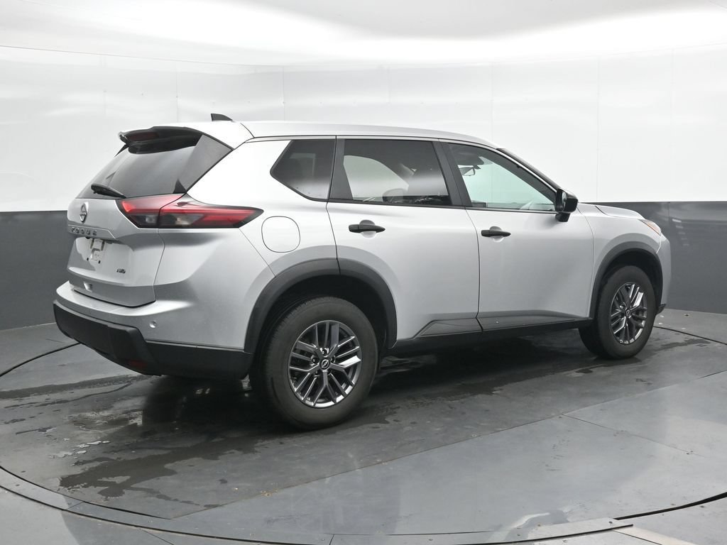 Used 2024 Nissan Rogue S AWD/4WD image 2