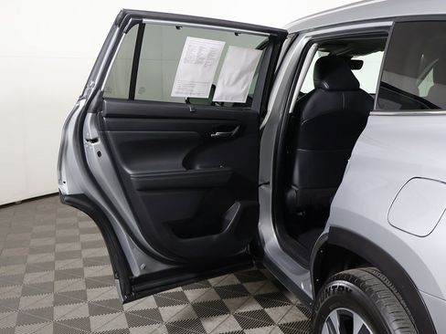 Used 2021 Toyota Highlander XLE image 23