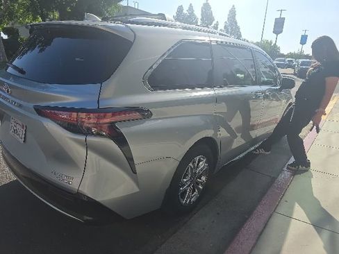 Used 2024 Toyota Sienna Platinum AWD/4WD image 14