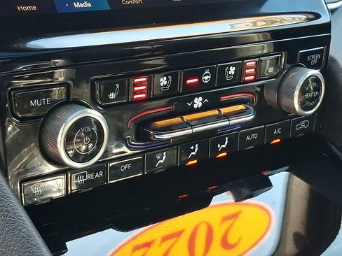 Certified 2022 Jeep Grand Cherokee Overland w/ Luxury Tech Group IV image 19