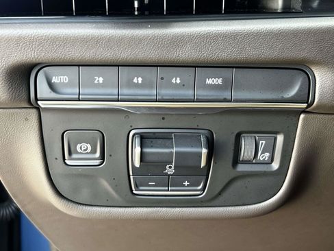 Used 2025 Cadillac Escalade Premium Luxury AWD/4WD image 23