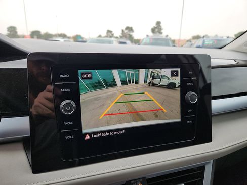 New 2026 Volkswagen Taos SE image 18