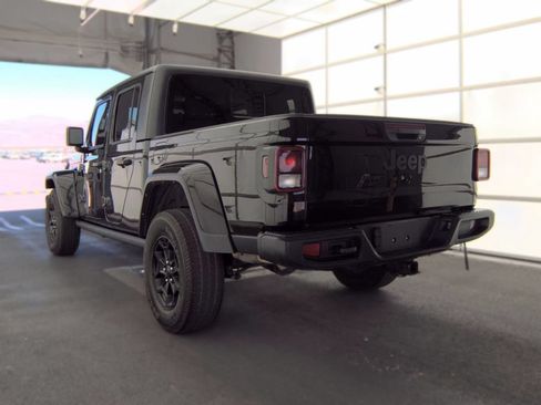 Used 2022 Jeep Gladiator Sport AWD/4WD image 4