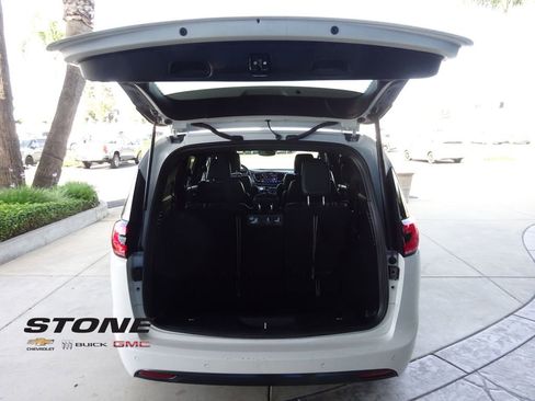 Used 2021 Chrysler Pacifica Touring-L w/ Uconnect Theater Family Group image 33