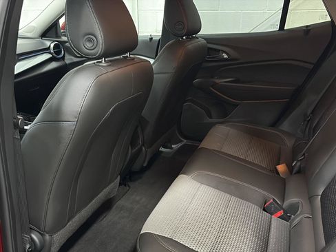 Used 2025 Chevrolet Trax LT w/ LT Convenience Package FWD image 28