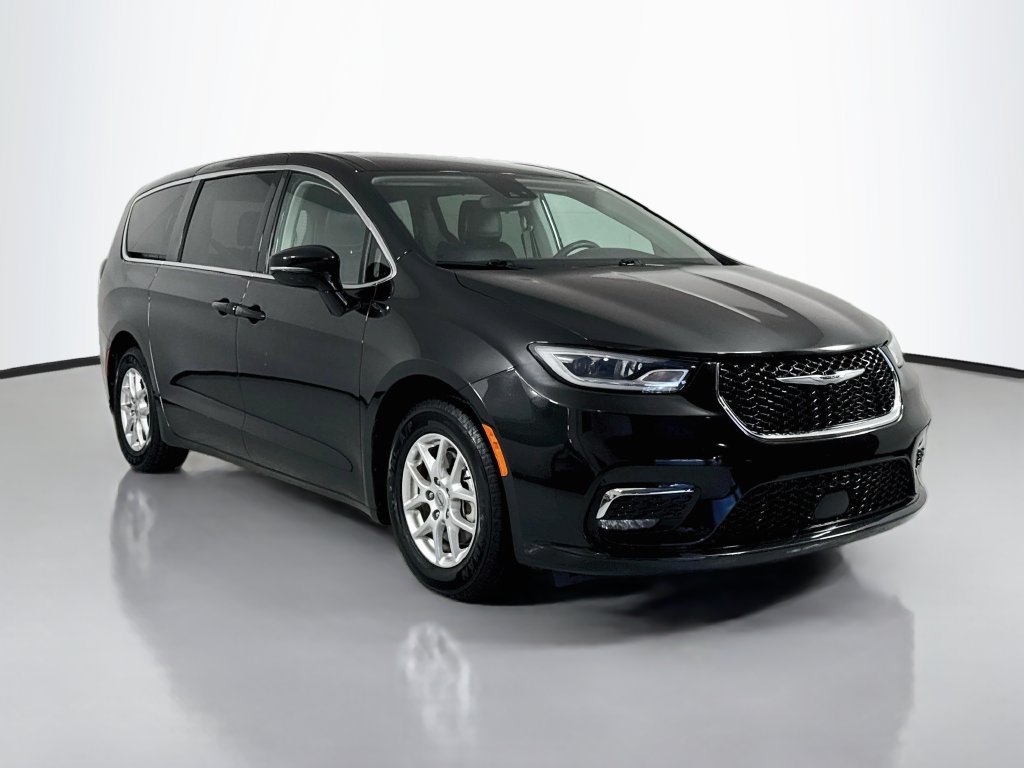 Used 2024 Chrysler Pacifica Touring-L FWD image 4