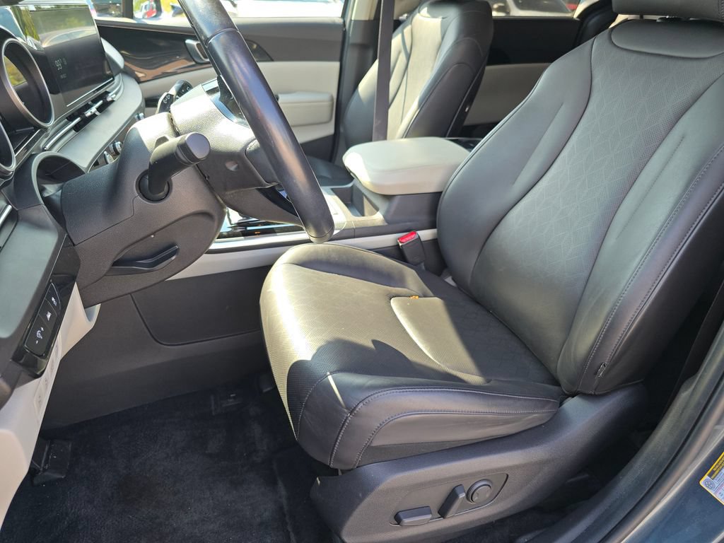 Used 2022 Kia Carnival EX FWD image 6