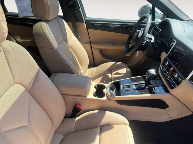 Used 2025 Porsche Macan AWD/4WD image 15