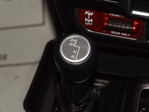 Used 2025 Jeep Gladiator Rubicon AWD/4WD image 32