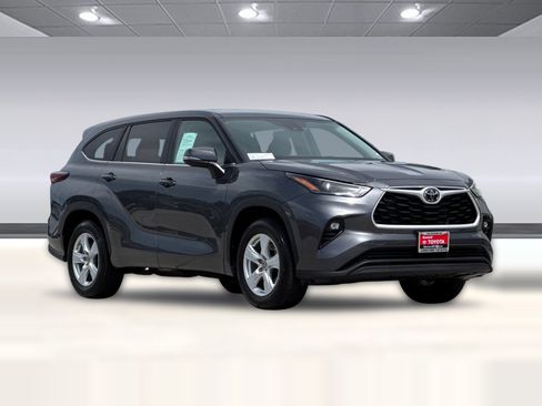 Used 2025 Toyota Highlander LE FWD image 6