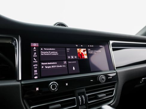 Certified 2023 Porsche Macan image 18