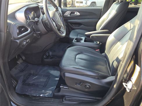 Certified 2021 Chrysler Pacifica Touring-L w/ Uconnect Theater Family Group image 29