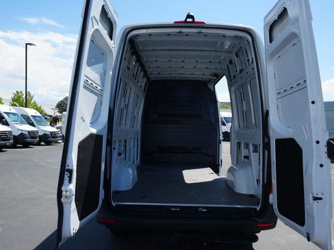 Used 2024 Mercedes-Benz Sprinter 2500 image 7