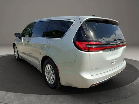 Used 2026 Chrysler Pacifica Select FWD image 5