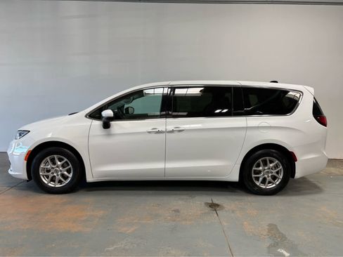 Used 2023 Chrysler Pacifica Touring-L FWD image 2