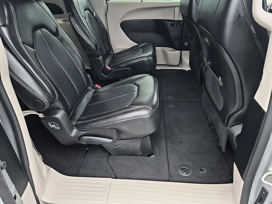 Used 2024 Chrysler Pacifica Touring-L FWD image 31