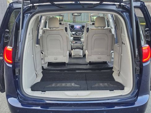 Used 2017 Chrysler Pacifica Limited w/ UConnect Theater Package FWD image 34