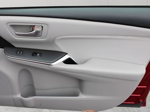 Used 2015 Toyota Camry XLE w/ Moonroof Package FWD image 25