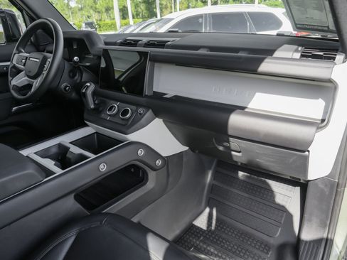 Used 2025 Land Rover Defender 110 S image 39