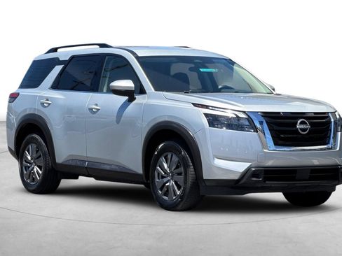Used 2025 Nissan Pathfinder SV FWD image 8