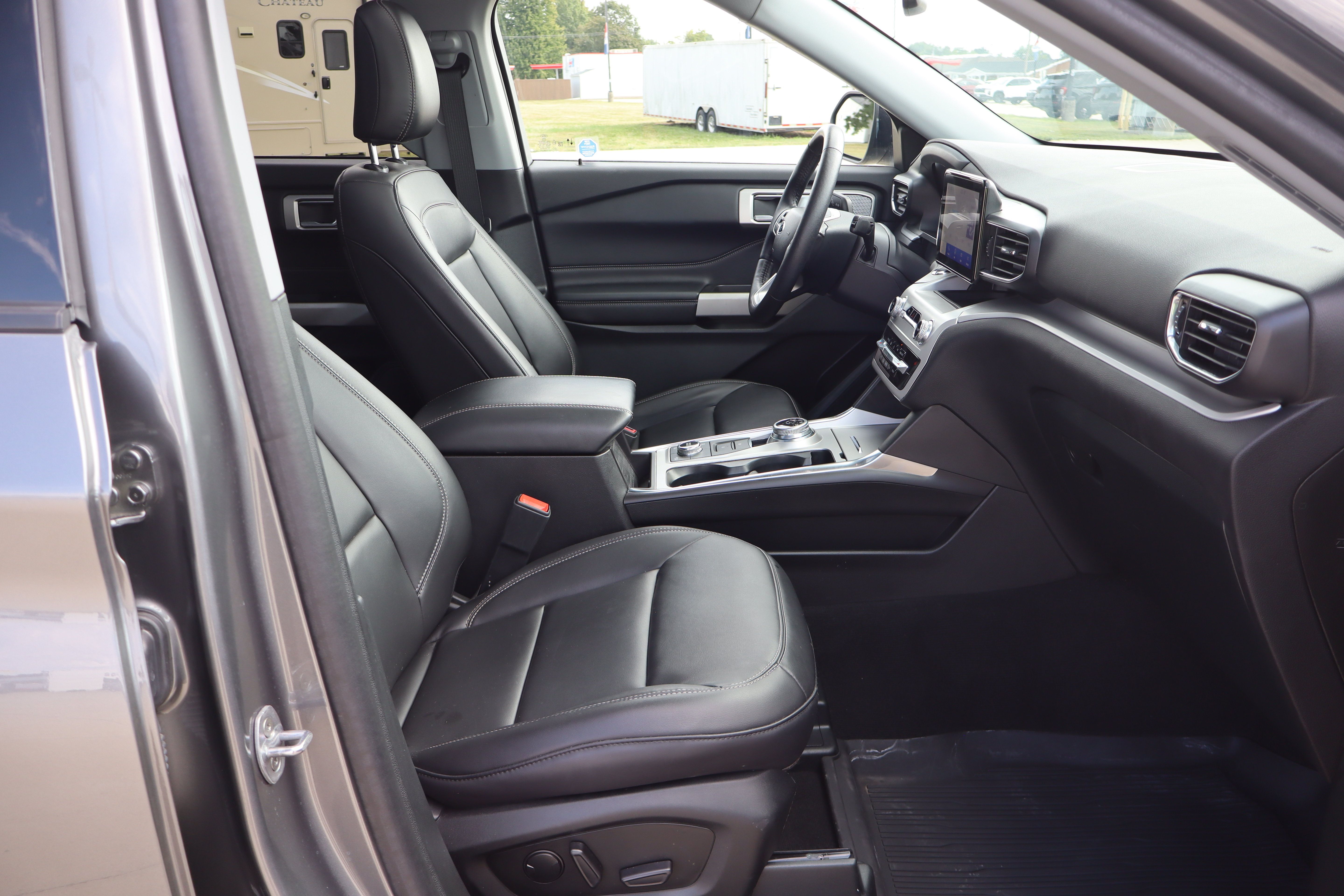 Used 2024 Ford Explorer XLT w/ Equipment Group 202A AWD/4WD image 14